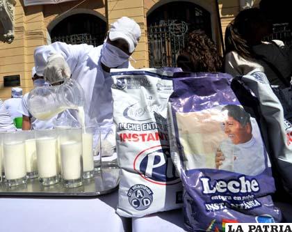 Municipio asegura calidad de leche entera en polvo que distribuirá a estudiantes