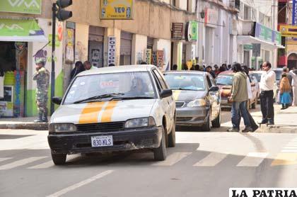 Taxis deben tener franjas amarillas y los taxistas no deben abusar en el cobro de tarifas