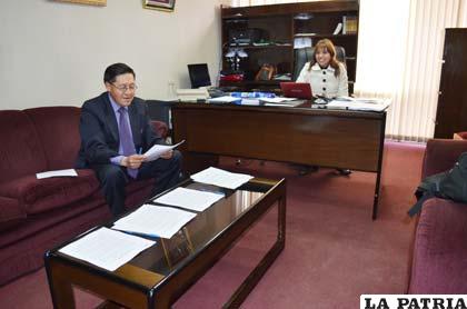 Sangüeza junto a Paredes antes de las entrevistas personales