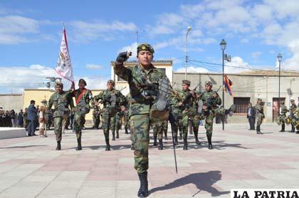 Una uniformada le rinde homenaje a la Bandera