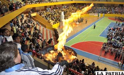 Con el encendido de la llama olímpica se dio inicio a los juegos estudiantiles