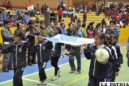 El acto comenzó con el desfile de los participantes