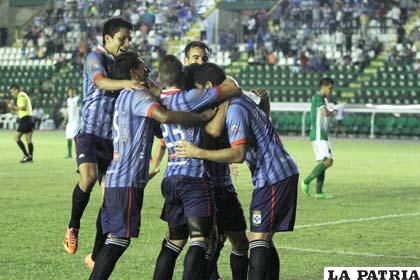 El festejo de los jugadores de Blooming tras el único gol del partido