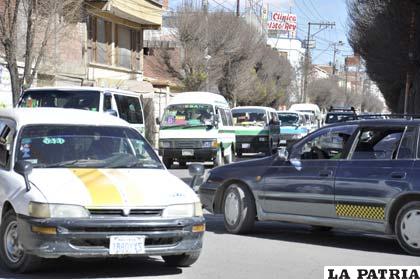 Congestionamiento vehicular en la esquina de la calle San Felipe y Velasco Galvarro