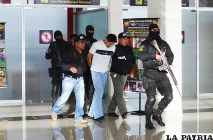 Adrián Morales fue trasladado al aeropuerto con fuerte resguardo policial