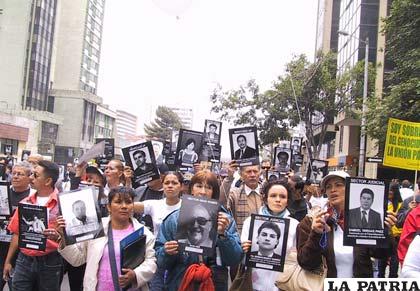Víctimas de las FARC en marcha de protesta