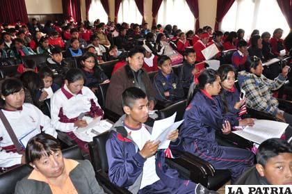 Según datos del INE la población boliviana mejoró su nivel educativo