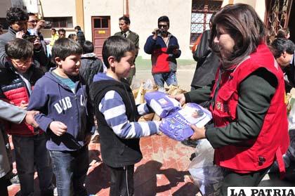 Ayer iniciaron entrega de kilo de leche mensual en colegios privados