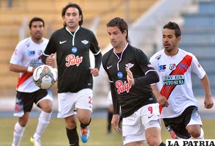 López se lleva la pelota ante la mirada de Da Silva