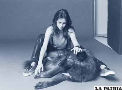 Kristen Stewart junto a uno de sus perros lobo
