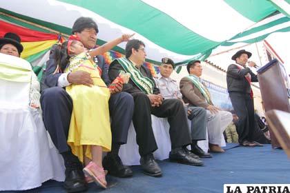 Presidente Evo Morales, con una niña en brazos en la entrega dos unidades educativas en Monteagudo