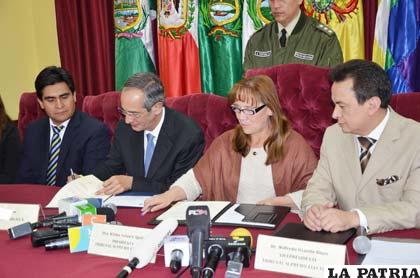 Firma de convenio con el jefe de la misión de observación electoral de la OEA Álvaro Colom y el tribunal Supremo Electoral