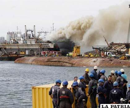 Explosión de barco argentino deja dos bomberos muertos y 17 lesionados.