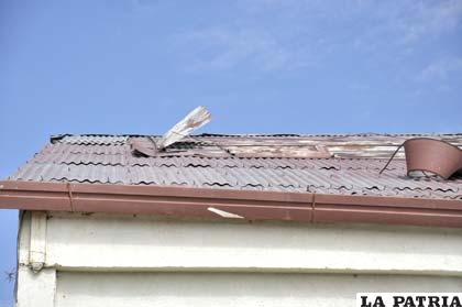 El deterioro es evidente en el techo de la pileta de Capachos