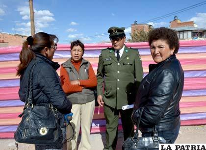 Sergio Alegría junto a las esposas de sus camaradas que lo apoyan
