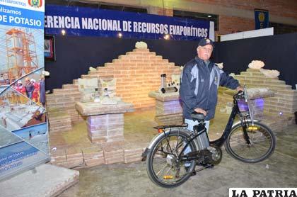 Luis Alberto Echazú, gerente de Industrialización de Recursos Evaporíticos, junto a la bicicleta impulsada por energía proveniente de una batería de litio