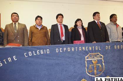 Autoridades y dirigentes cívicos durante la ceremonia de homenaje a los 57 años del Comité Cívico de Oruro