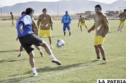 Durante el entrenamiento de los “santos”, ayer en su cancha