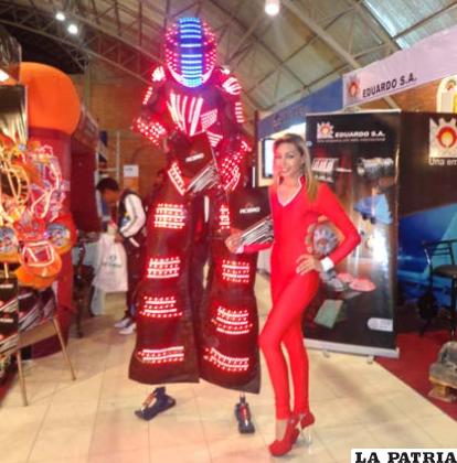 Robot promocionando productos de Acero