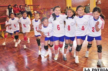 Vuelta olímpica de las jugadoras de Jesús María