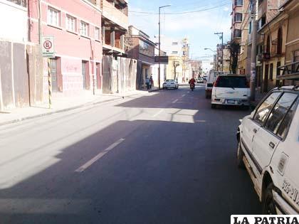 Estacionamiento de vehículos en calle Velasco Galvarro
