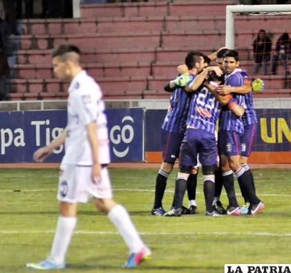 Torrico festeja con sus compañeros el gol que anotó para el triunfo de Blooming