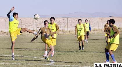 Durante el entrenamiento de los “santos” ayer en su cancha