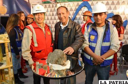 Gerente de Colquiri junto a técnicos muestran la materia prima que procesan