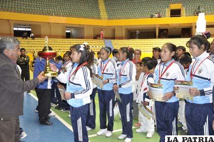 Llanque entrega el trofeo al equipo de básquet del colegio Donato Vásquez