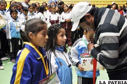 Mollo entrega las medallas a las gimnastas que ocuparon los primeros lugares