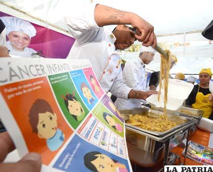 Varias instituciones prepararon en la plaza Avaroa 3.000 platos de ají de fideo para recaudar fondos