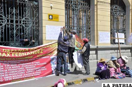 Comerciantes movilizados en vigilia en puertas de la Alcaldía