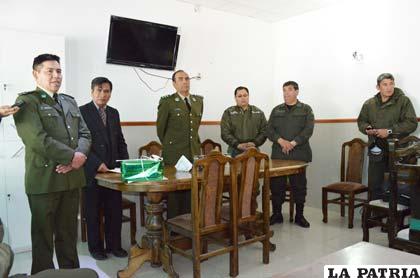 Characayo (primero izq.) junto a sus superiores en la reunión con la prensa