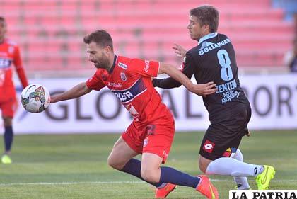 En el partido de ida jugado en Sucre, venció Universitario por 2 a 0