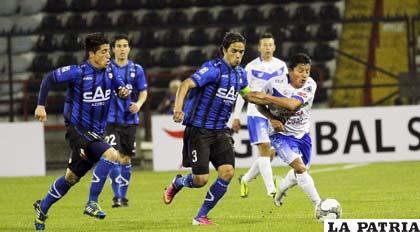 Una acción del partido de ida donde ganó Huachipato por 3-1