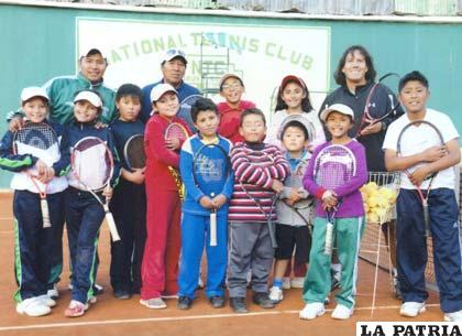 Los niños y entrenadores que participaron en el curso