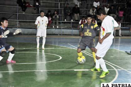 Carlos Díaz de Cobbel intenta tener el balón