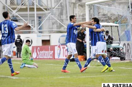 Festejo de los chilenos tras el segundo gol