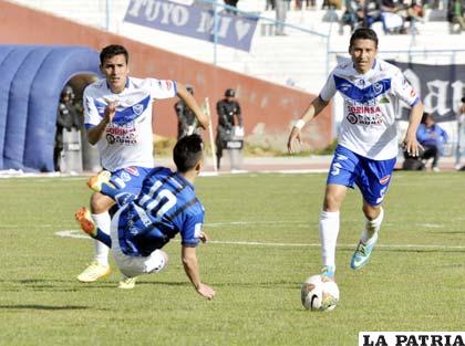 Méndez avanza con balón dominado