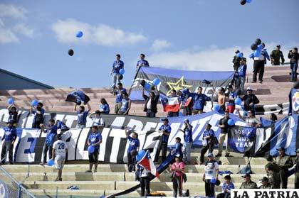 Un grupo reducido de hinchas del cuadro chileno