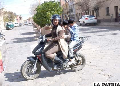 La conductora llevaba a dos niños en la pequeña motocicleta
