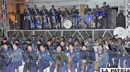 Escuela Militar de Música en pleno concierto