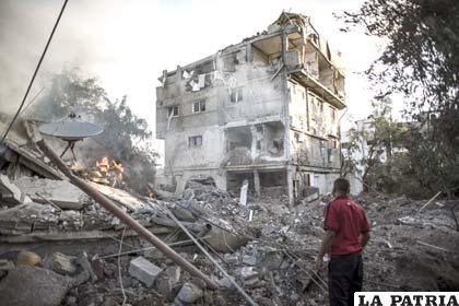 Un palestino observa un edificio destruido después de un bombardeo 