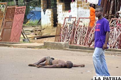 El cadáver de un hombre que presumiblemente murió de ébola yace en una calle