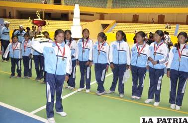 El equipo de fútbol femenino del colegio Jesús de Nazaret representará a Oruro
