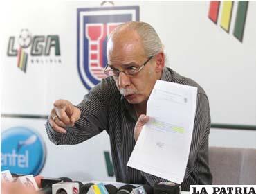 Carlos Chávez en conferencia de prensa