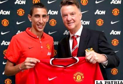 Di María junto a Van Gaal, como nuevo jugador del Manchester United