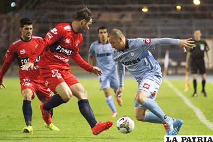 Una acción del partido que se disputó anoche en Tierra de Campeones