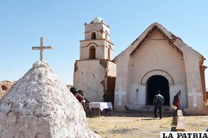 Iglesia de Tres Cruces en medio del altiplano orureño