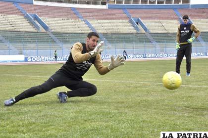 El arquero argentino entrena con el deseo de atajar el domingo